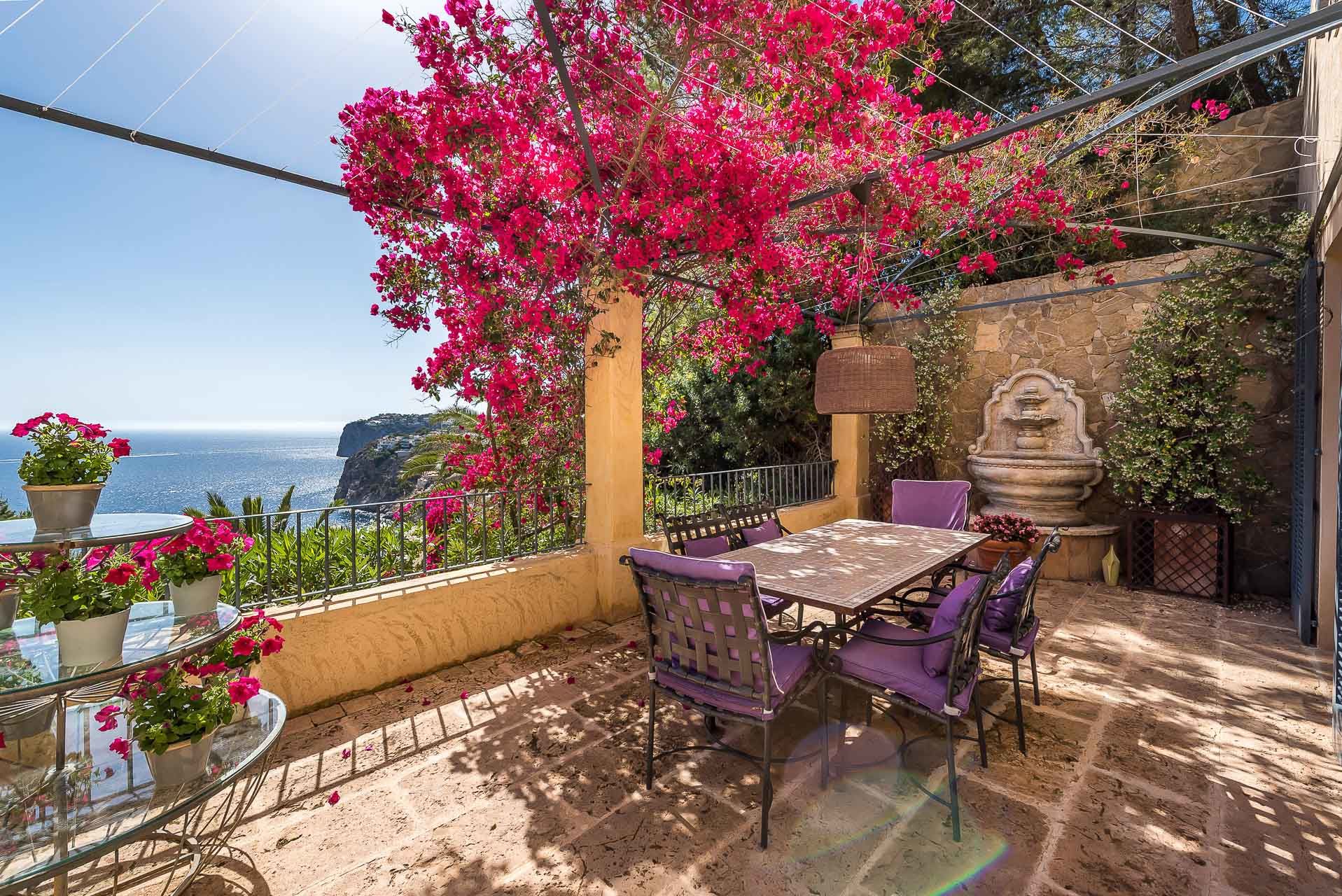 Mediterrane Villa mit atemberaubendem Blick - Offener Terrassenbereich mit Meerblick