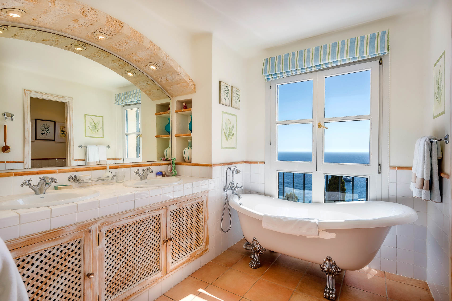 Mediterrane Villa mit atemberaubendem Blick - Badezimmer 1