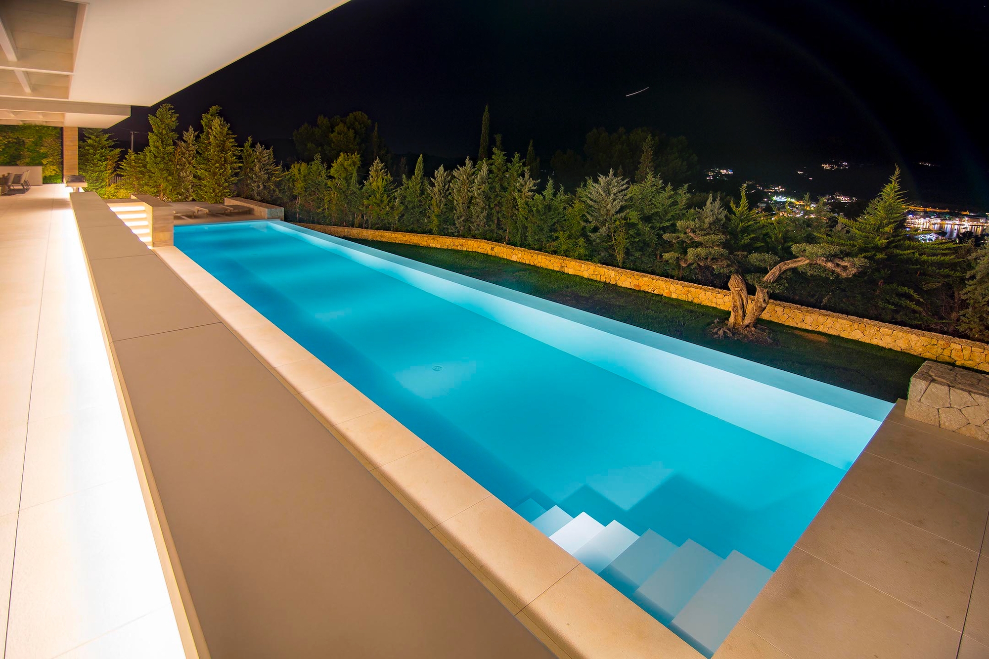 Luxusvilla auf Monport - Poolbereich bei Nacht