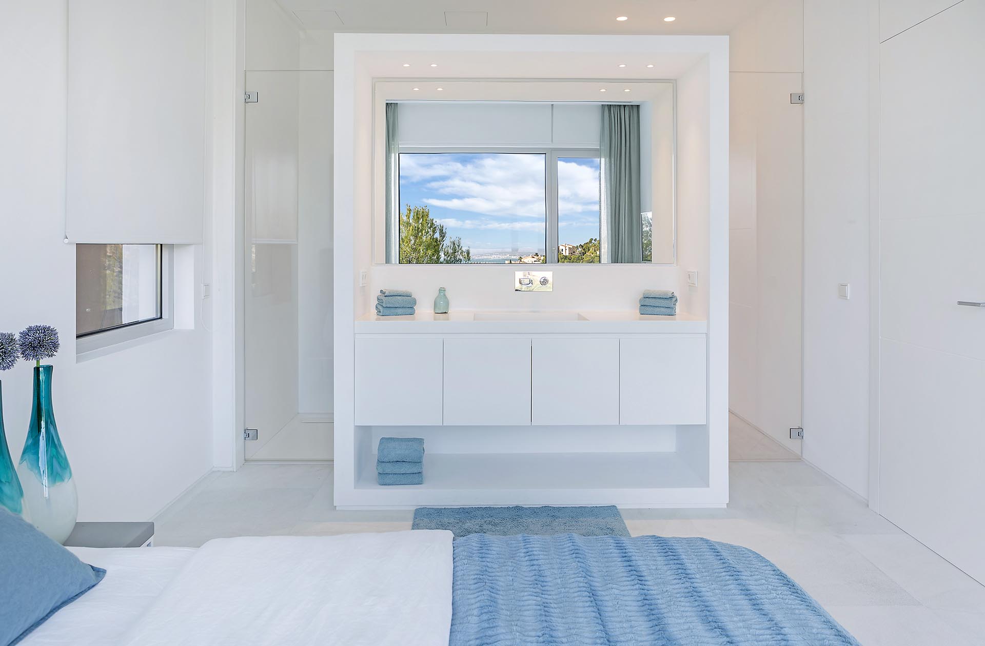 Traumhafte moderne Villa in Costa den Blanes - Badbereich im Schlafzimmer