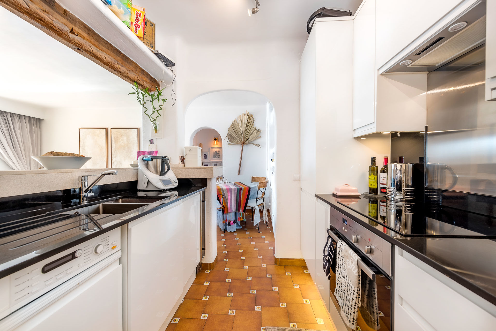 Mediterranes Appartement mit Hafenblick - Offene Einbauküche