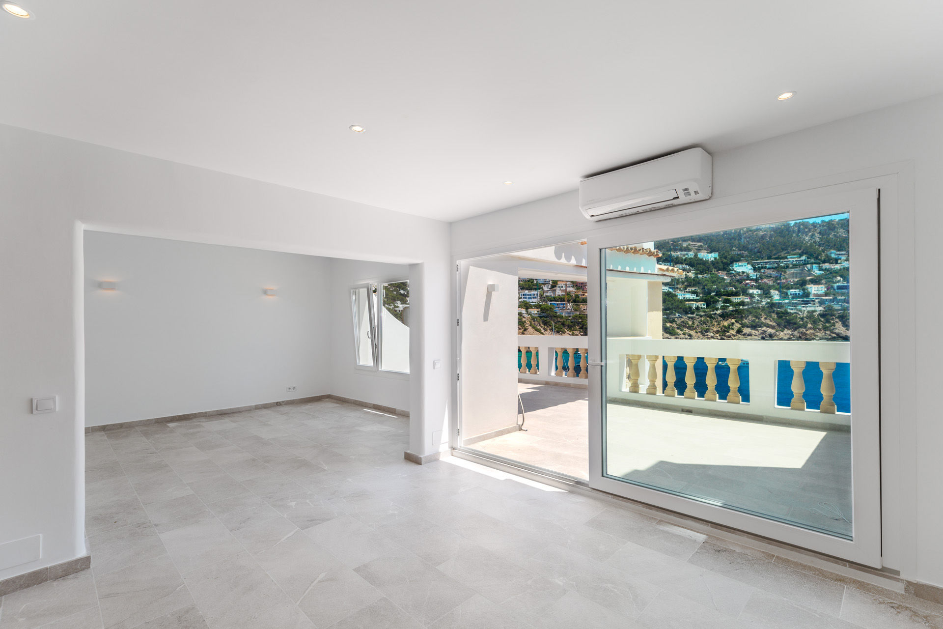 Kernsaniertes charmantes Appartement in 1. Meereslinie in Cala Llamp - Salon mit Zugang zur Terrasse