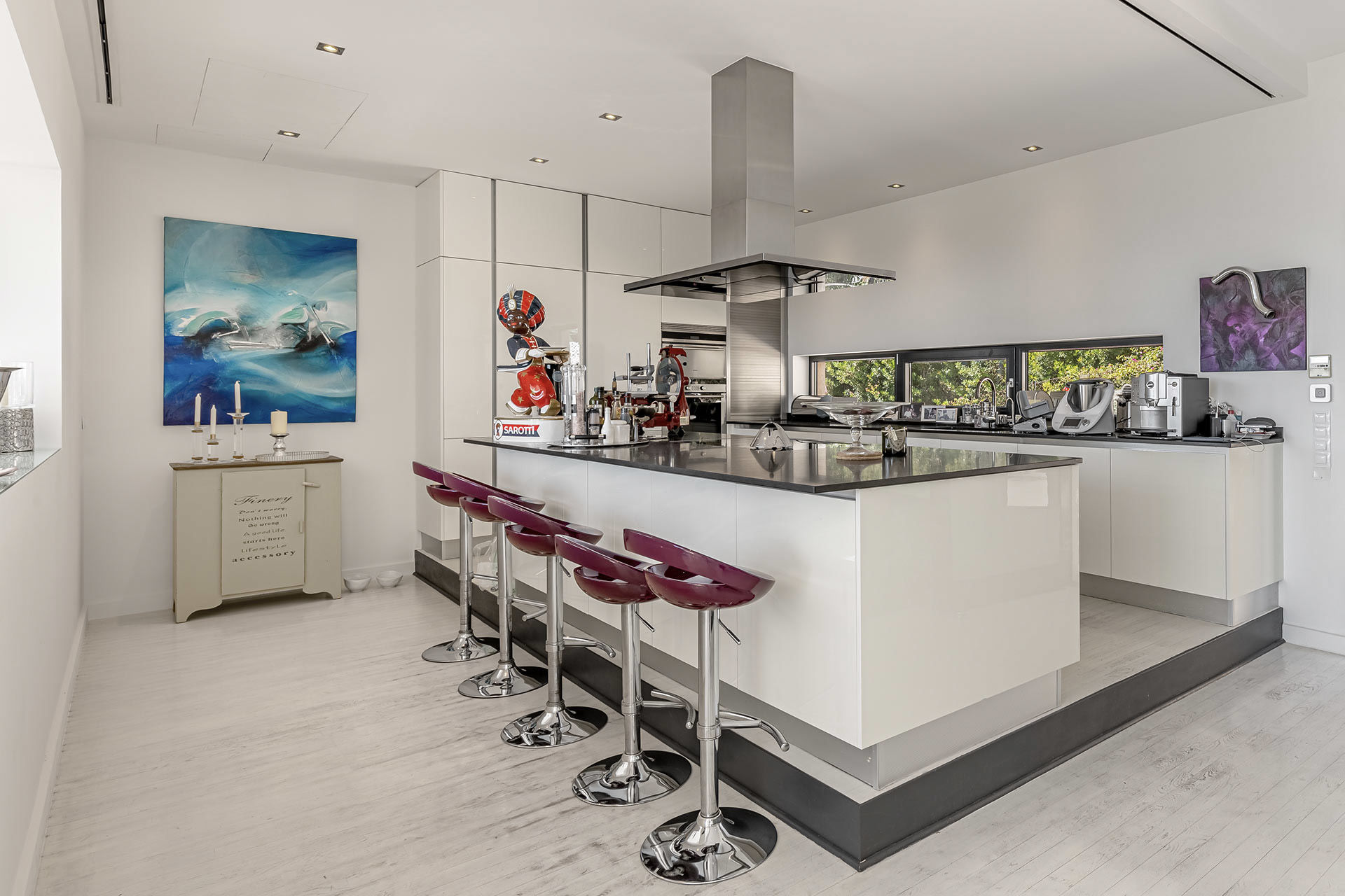 Moderne Villa mit Meerblick in Costa d’en Blanes - Moderne Küche mit Insel