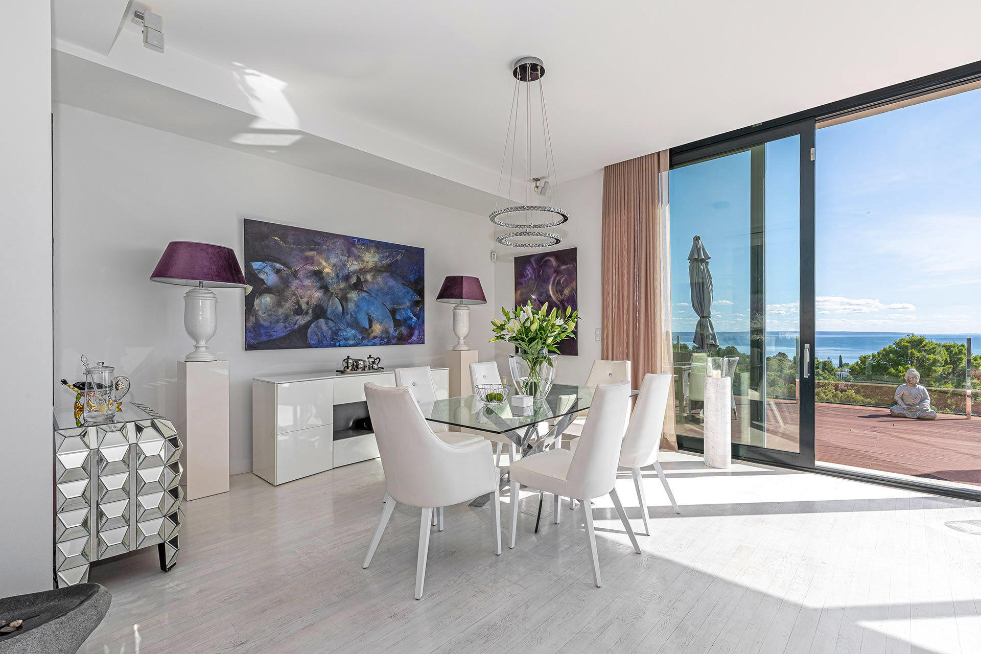 Moderne Villa mit Meerblick in Costa d’en Blanes - Essbereich mit Zugang zur offenen Terrasse