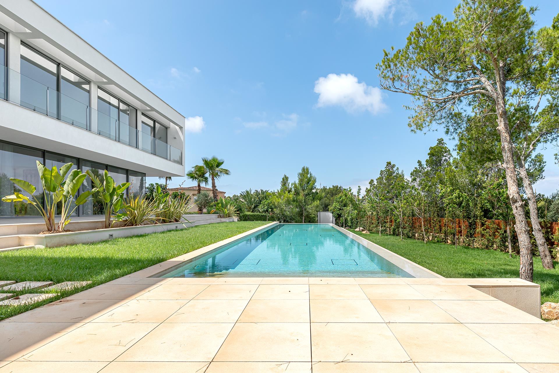 Neubauvilla der Extraklasse in Nova Santa Ponsa - Herrliche Sonnenterrasse am Pool