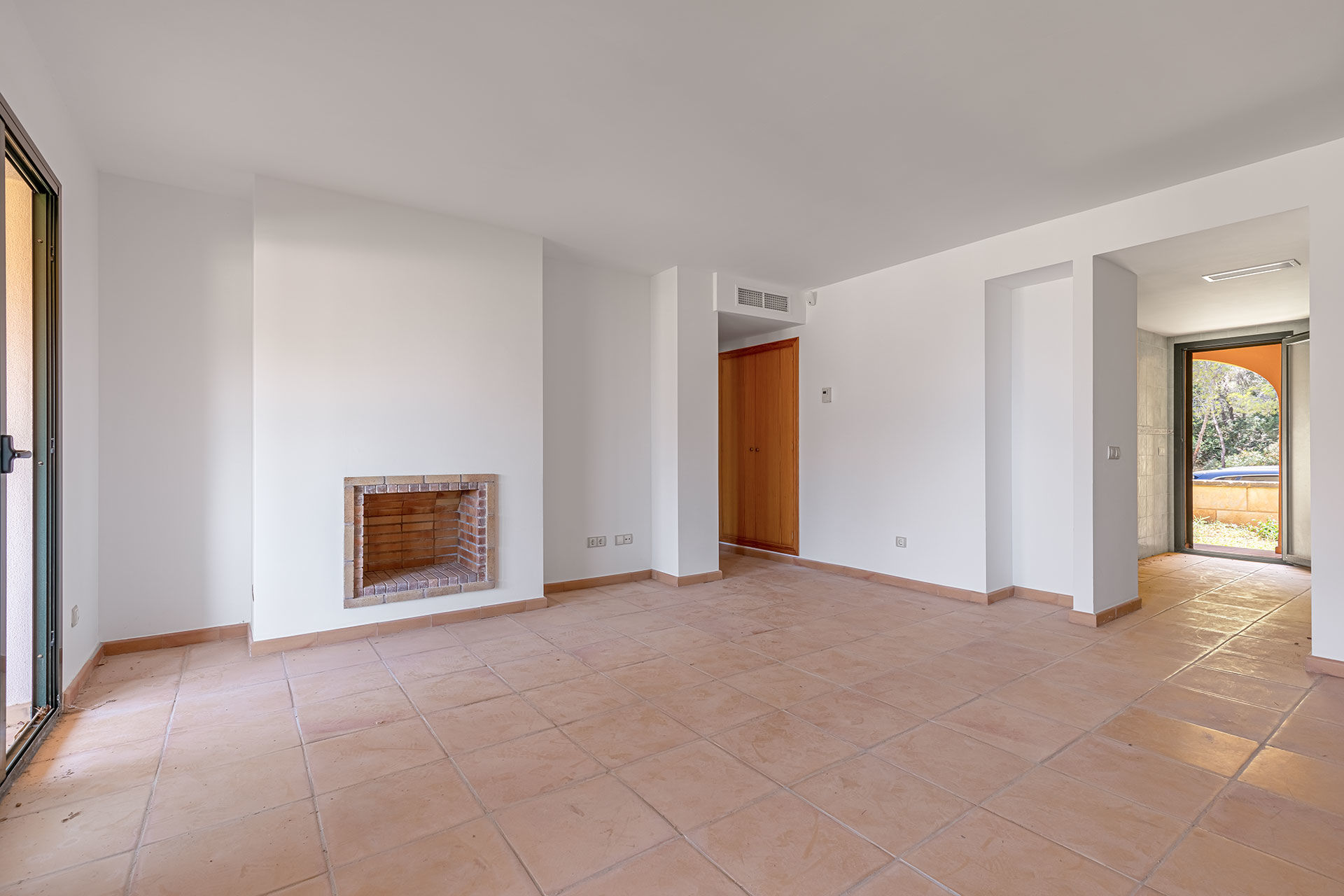 Appartement in mediterraner Anlage in Sant Elm - Wohn-Essbereich mit Kamin