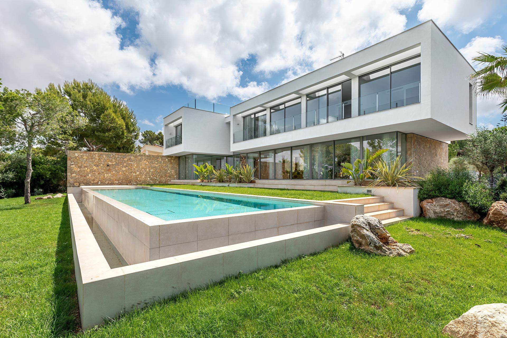 Lujosa villa de nueva construcción en Nova Santa Ponsa - Fachada trasera de la villa con piscina y jardín