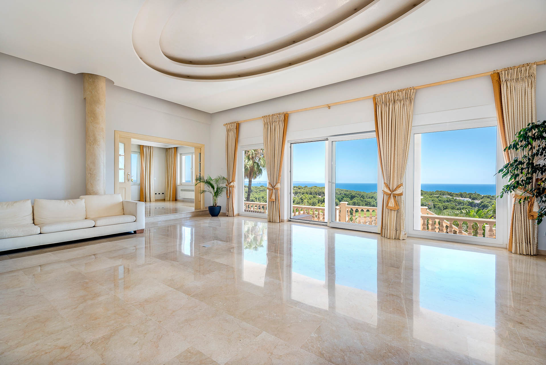 Villa mit wunderschönem Meerblick in Bendinat - Wohnbereich und Essbereich