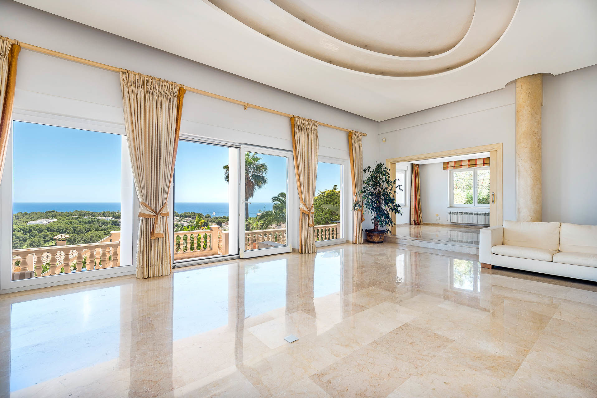 Villa mit wunderschönem Meerblick in Bendinat - Wohnbereich und Schlafzimmer