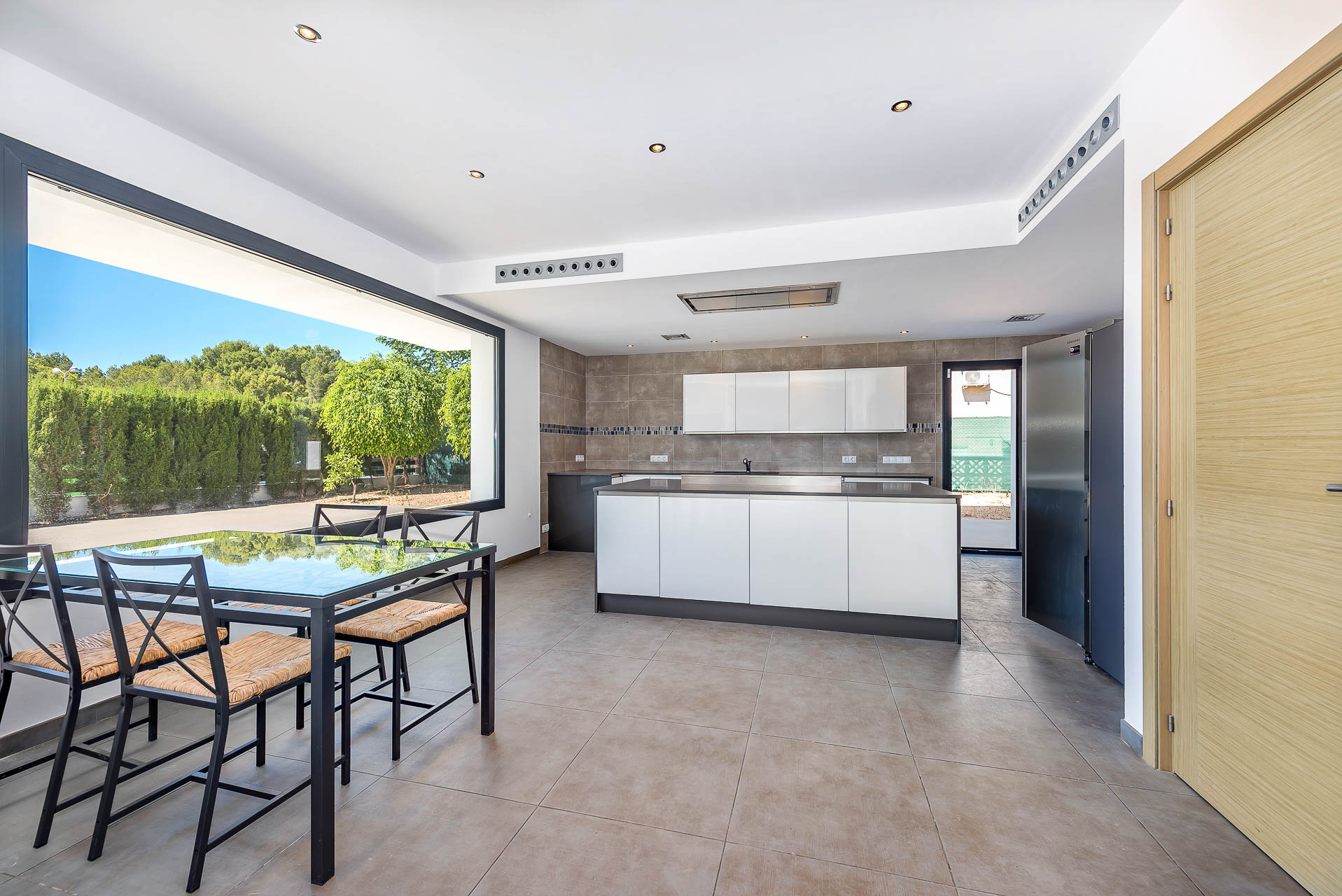 Moderne Familienvilla mit Pool in Costa de la Calma - Offene Küche mit Essbereich