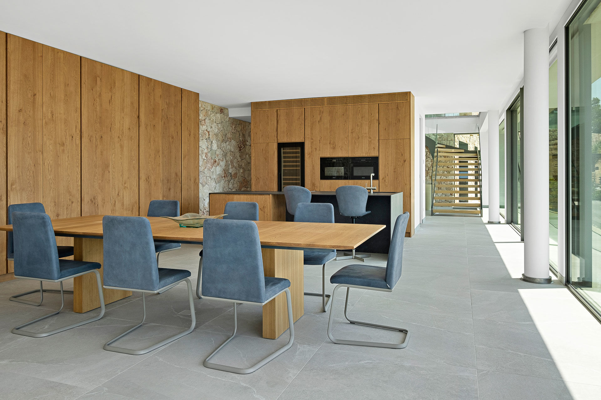 Spectacular designer villa in Costa de la Calma - Open modern kitchen with dining area