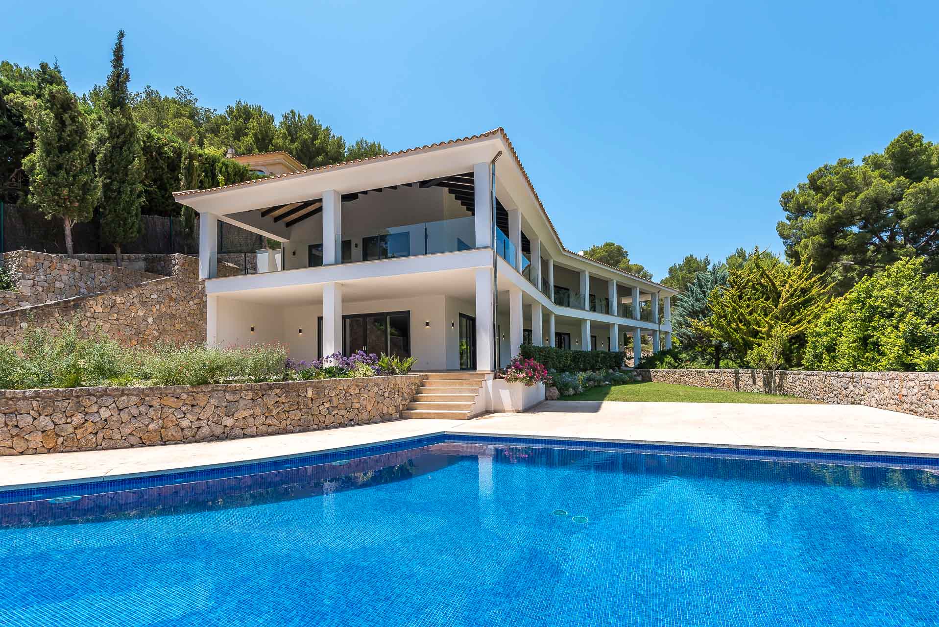 Exklusive kernsanierte Villa in zweiter Meereslinie in Cala Fornells - Moderne Villa mit Pool
