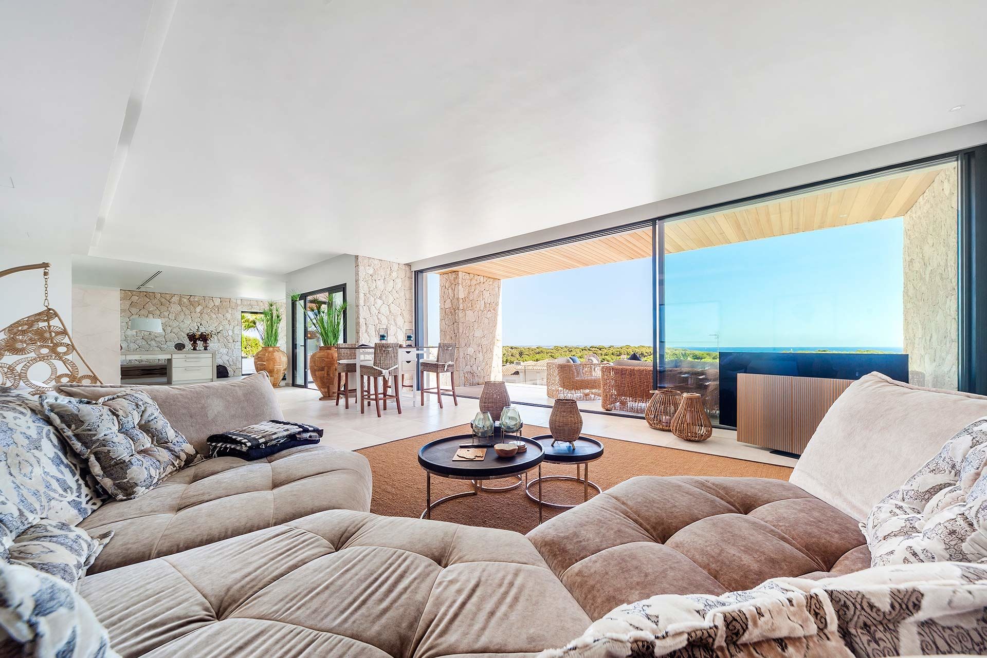 Kernsanierte Luxusvilla mit Meerblick in exklusiver Wohnlage in Bendinat - Wohnbereich mit Zugang zur Terrasse