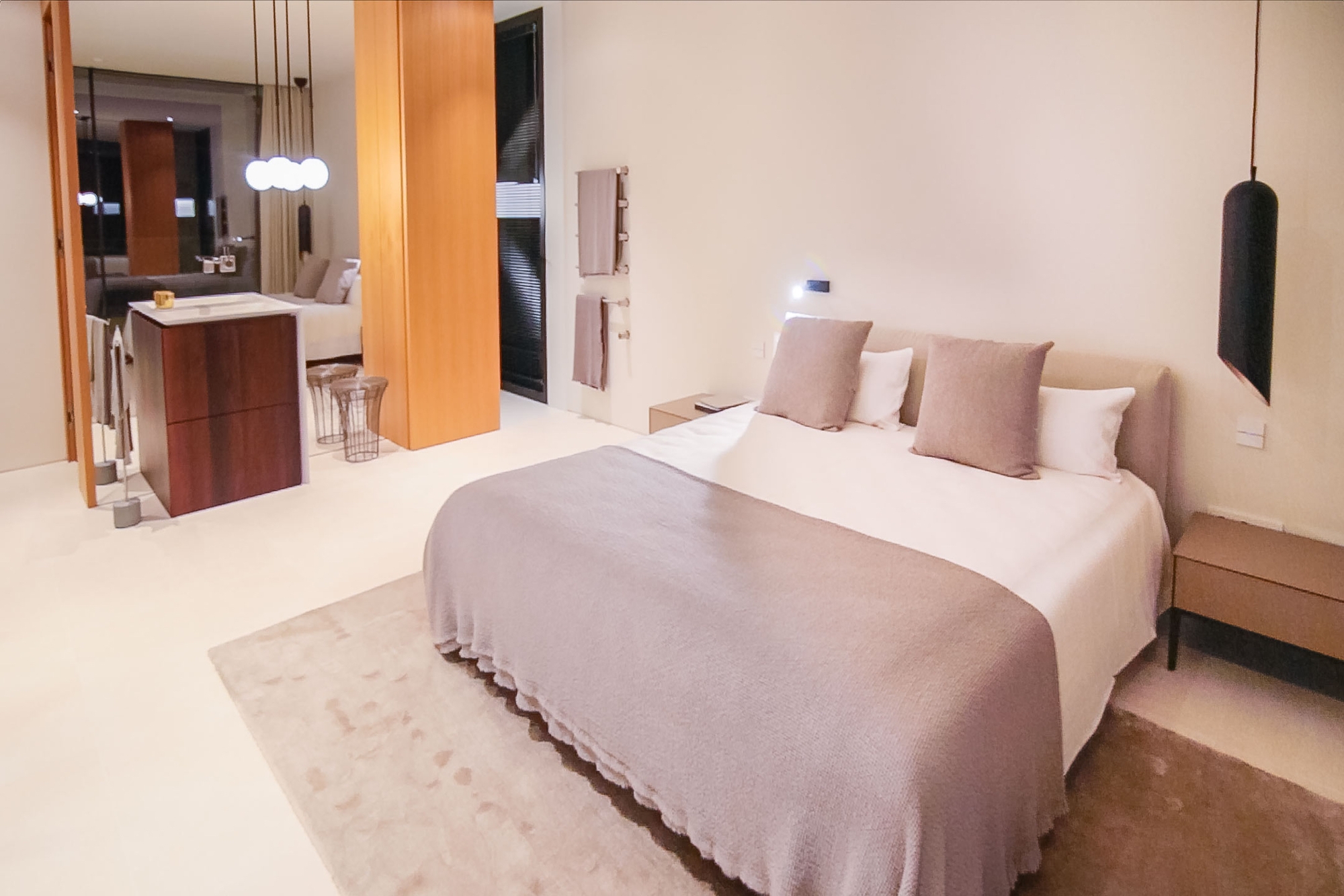 Luxury villa on Montport - Master bedroom with bathroom en suite