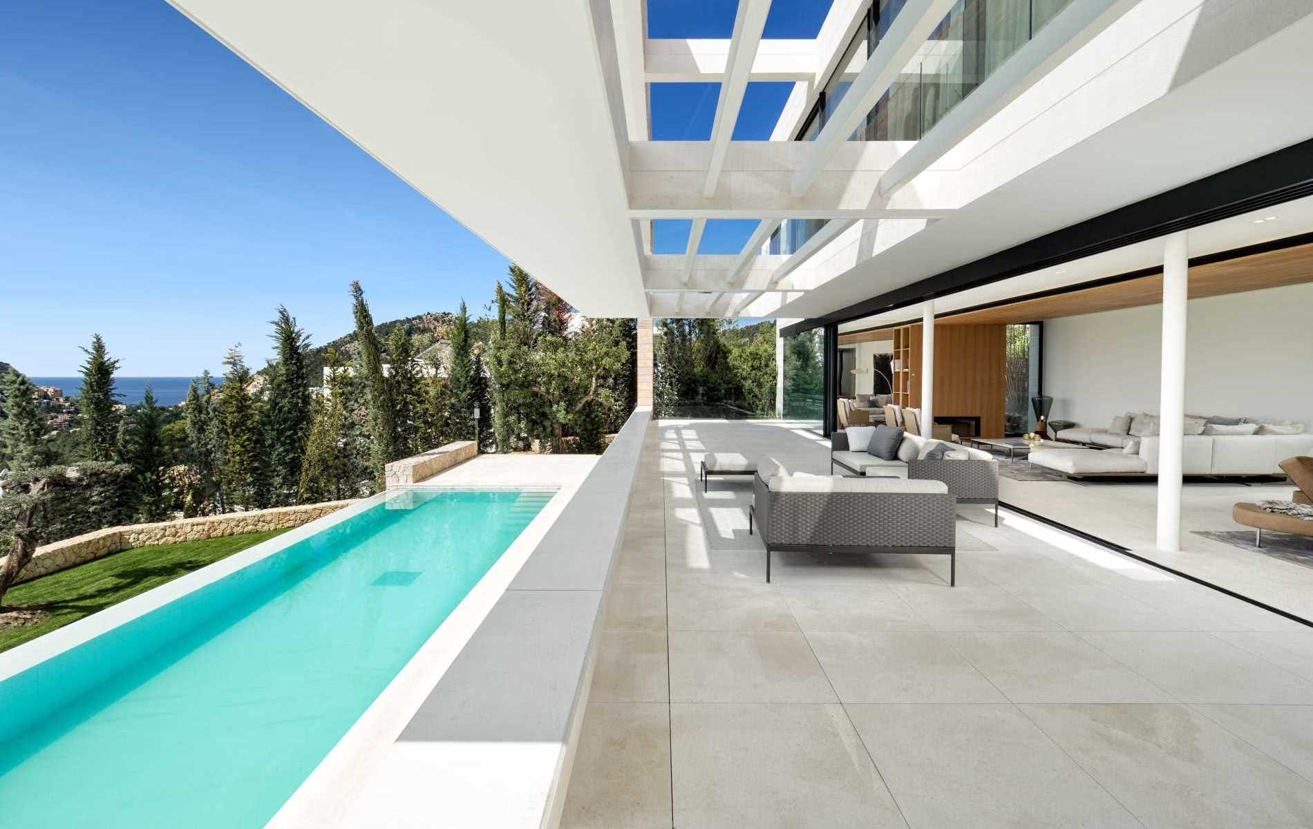 Luxury villa on Montport - Terrace with pool area