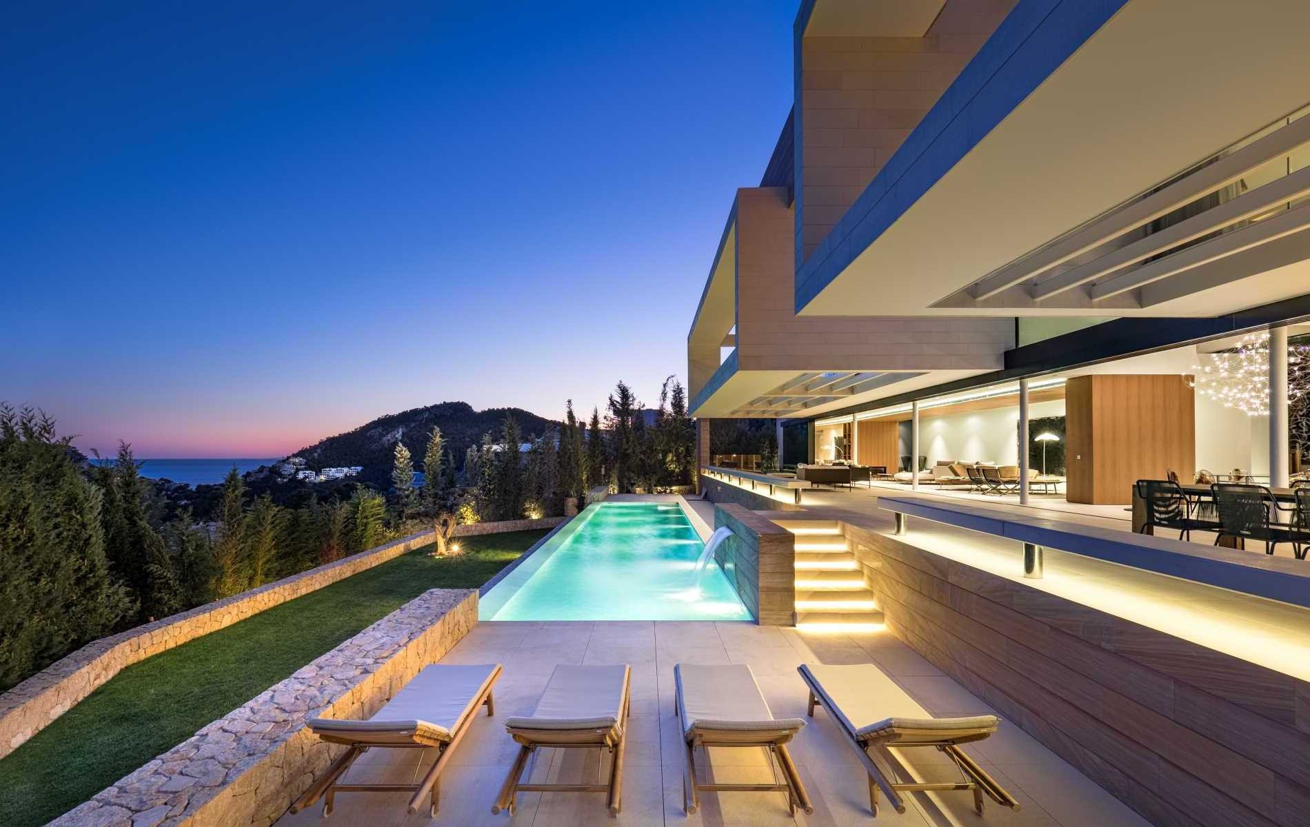 Luxury villa on Montport - Outdoor area at dusk
