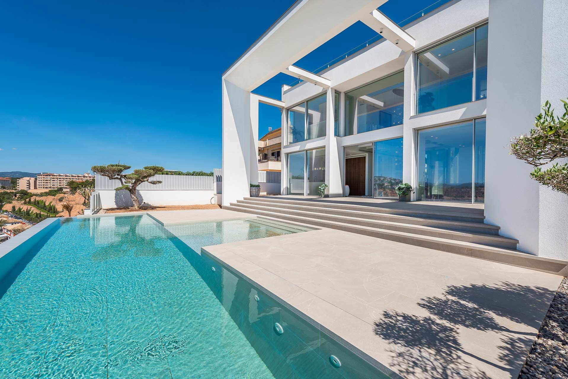 Luxurious new built front line villa