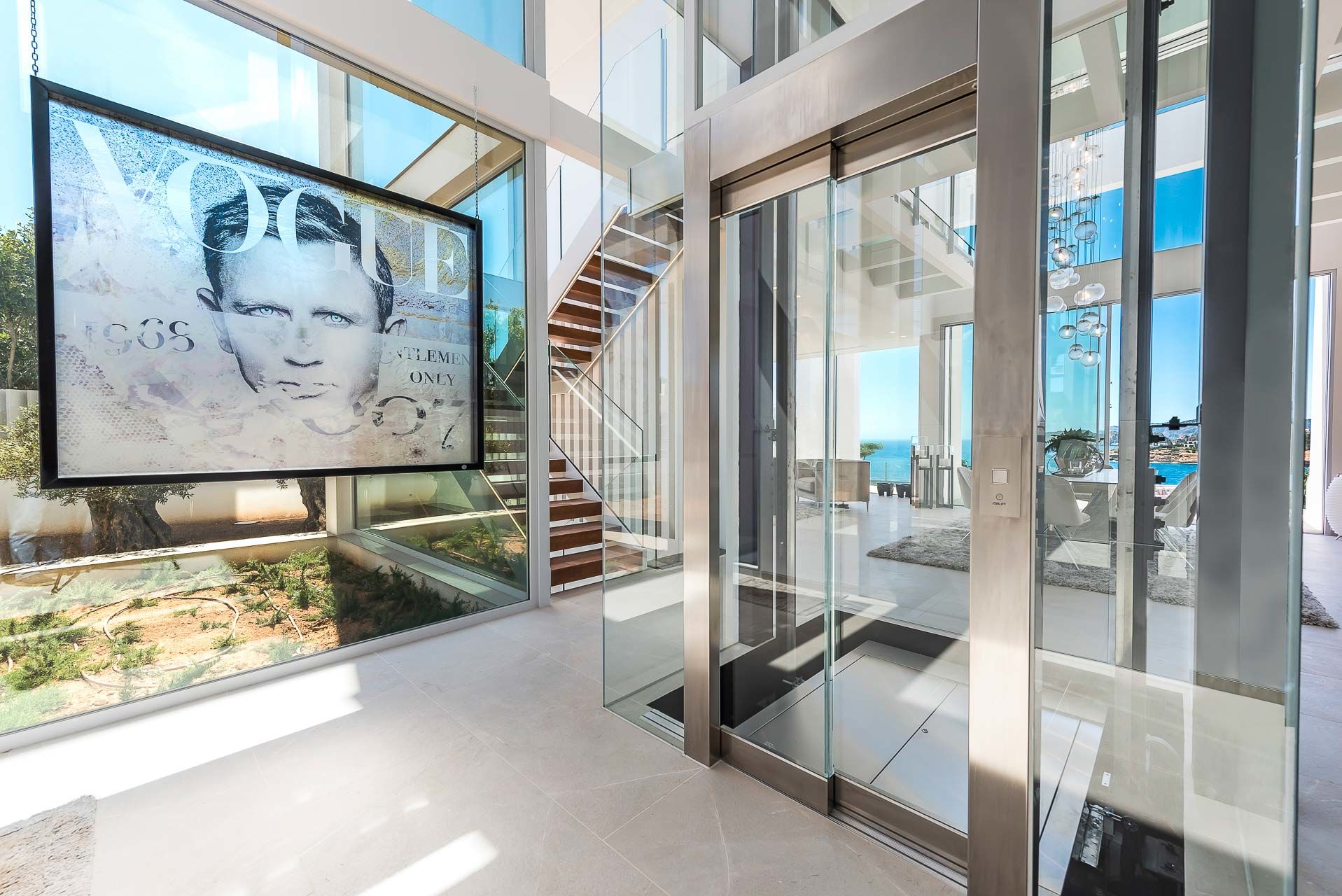 Luxurious new built front line villa - Entrance area with glass elevator
