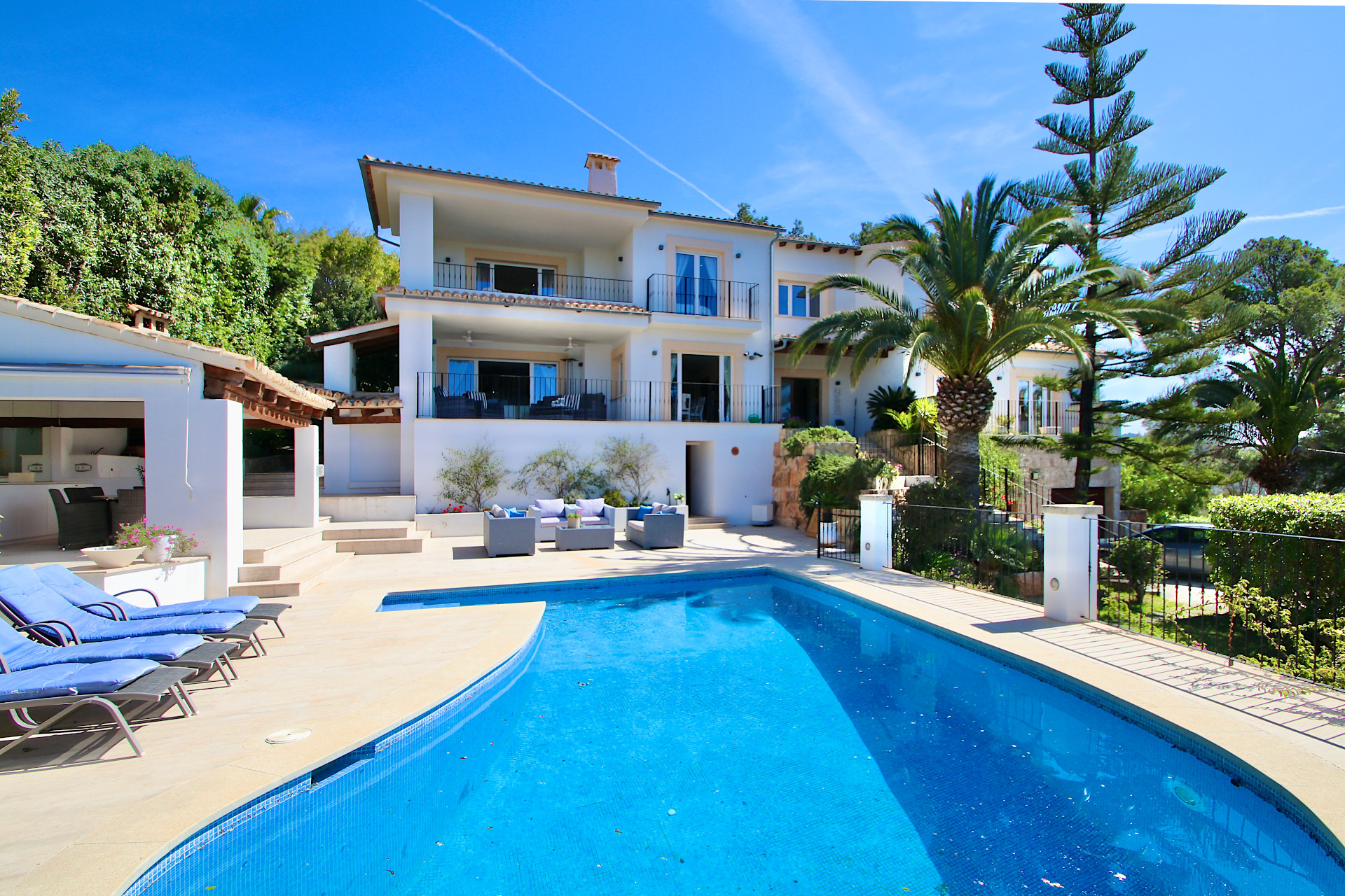 Spacious 4 bedroom villa with sun terraces, pool, and panoramic sea views