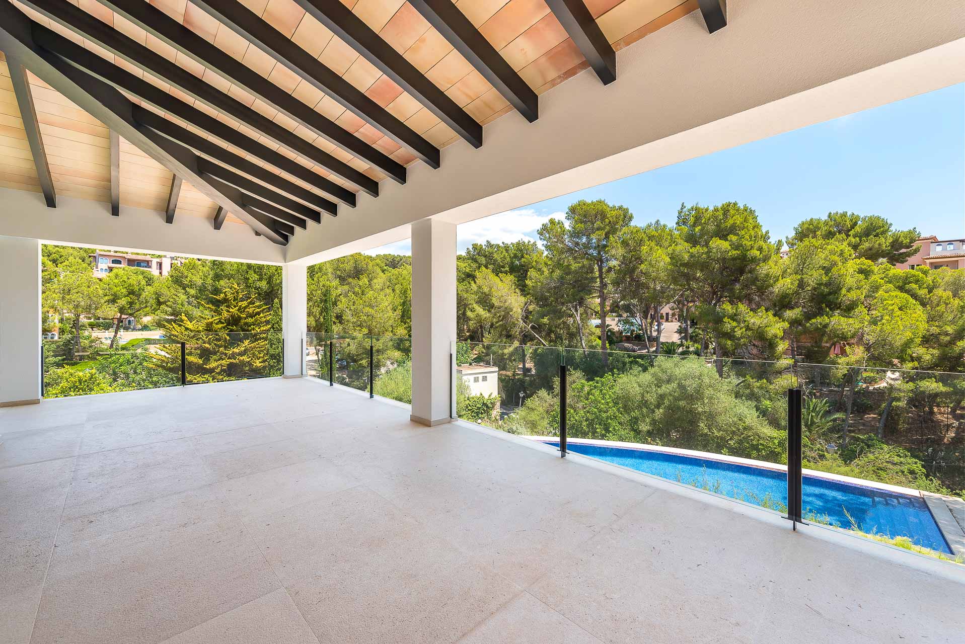 Exclusive completely renovated villa in second sea line in Cala Fornells - Covered terrace on the 1st floor