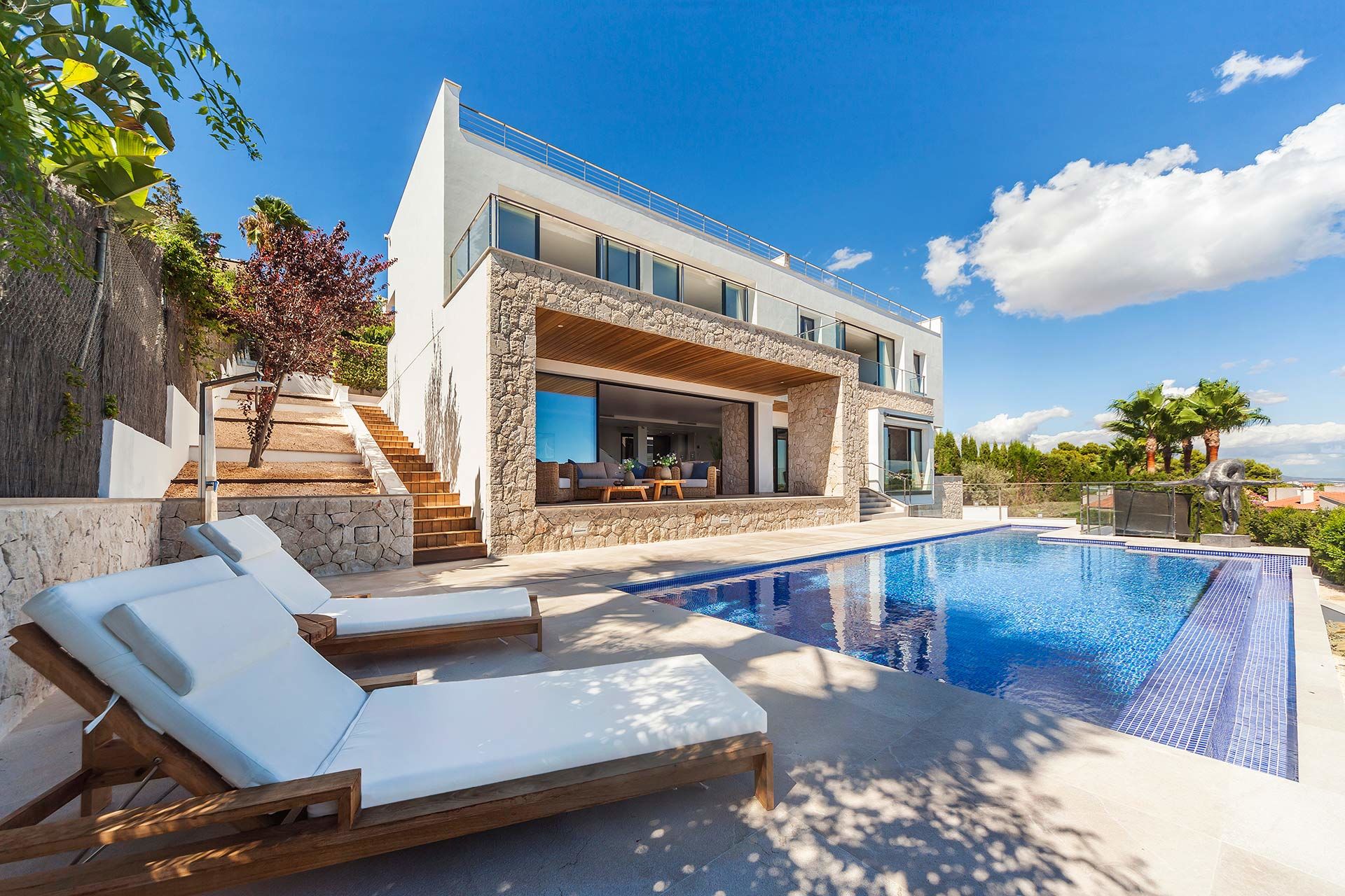 Completely renovated luxury villa with sea views in an exclusive residential area in Bendinat