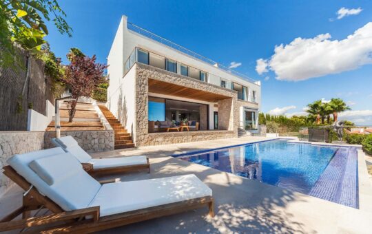 Villa de lujo completamente reformada con vistas al mar en exclusiva zona residencial de Bendinat, Bendinat