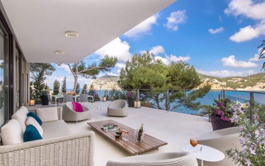 Moderne Villa der Extraklasse in erster Meereslinie - Überdachte Terrasse