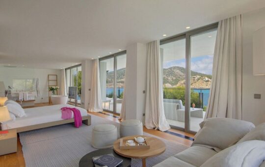 Moderne Villa der Extraklasse in erster Meereslinie - Hauptschlafzimmer mit Bad en Suite und Zugang zur Terrasse