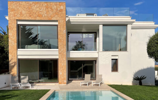Exklusive Villa mit Meer und Golfplatzblick - haurueckfassade-der-modernen-neubauvilla-mit-pool
