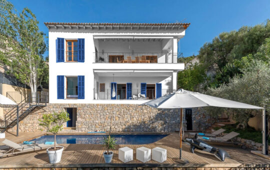 Villa mit traumhaftem Panoramablick - Animation mit weißer Fassade