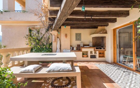 Mediterranes Appartement mit Hafenblick - Halbüberdachte Terrasse mit Aussenküche