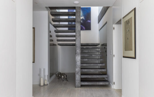 Moderne Villa mit Meerblick in Costa d’en Blanes - Treppenaufgang zu der dritten Etage