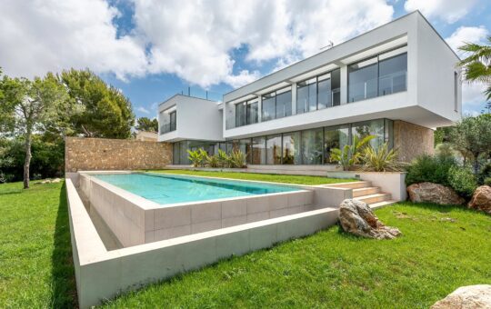 Neubauvilla der Extraklasse in Nova Santa Ponsa - Rückfassade der High-End Villa mit Pool und Garten