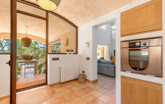 Mediterrane Villa mit Pool in Santa Ponsa - Küche mit Zugang zum Wohn-Essbereich und zur überdachten Terrasse