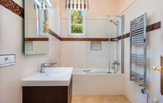 Villa mit wunderschönem Meerblick in Bendinat - Badezimmer