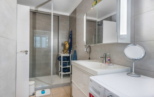 Villa mit zwei separaten Wohnbereichen und Teilmeerblick in Torrenova - Badezimmer 3