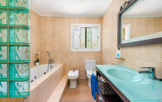 Villa mit zwei separaten Wohnbereichen und Teilmeerblick in Torrenova - Badezimmer