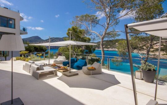 Outstanding modern villa in first sea line - Generous terrace areas