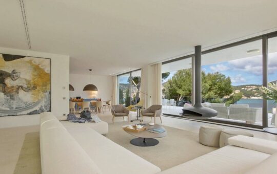 Outstanding modern villa in first sea line - Light-flooded living-dining area