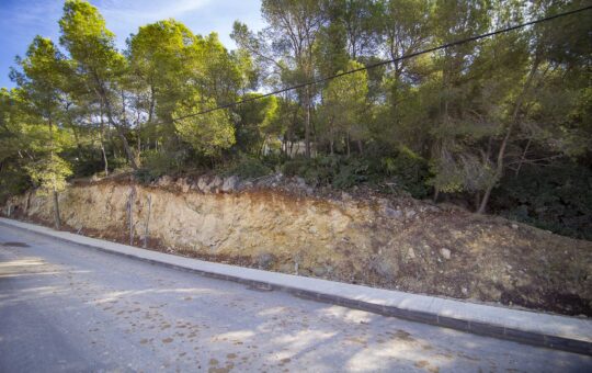 Building plot in attractive location in the Cala Llamp - Street view of the plot