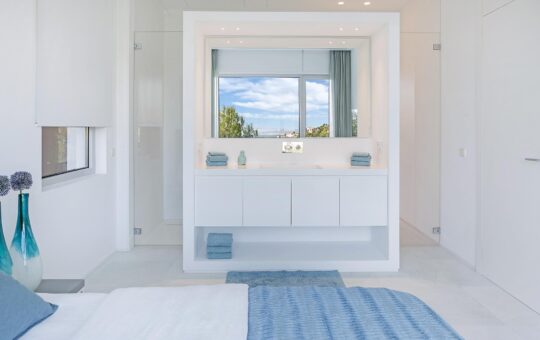 Beautiful modern villa in Costa den Blanes - Bathroom area in the bedroom
