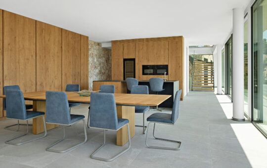 Spectacular designer villa in Costa de la Calma - Open modern kitchen with dining area