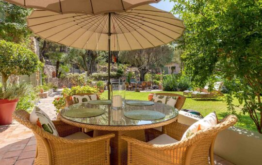 Wonderful finca in idyllic location in S’Arraco - Cozy dining area on open terrace