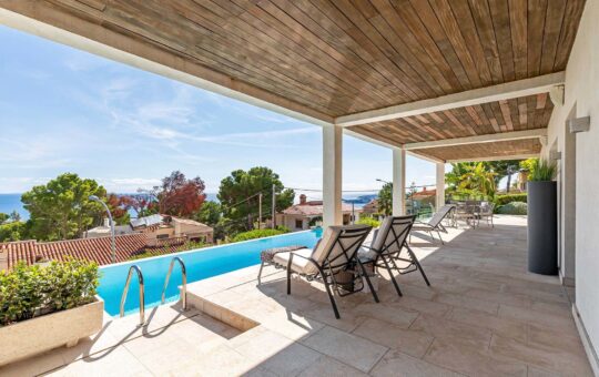 Modern villa with sea views in Costa d’en Blanes - Spacious covered terrace by the pool area