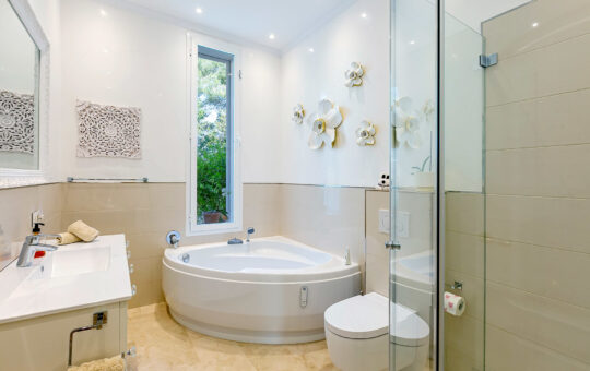Exclusive front line villa with private sea access - Bathroom 1