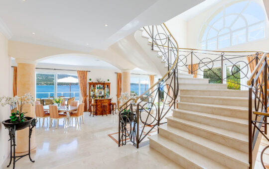 Exclusive front line villa with private sea access - Staircase