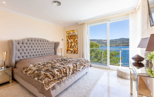Exclusive front line villa with private sea access - Bedroom 2
