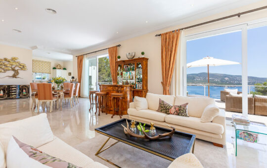 Exclusive front line villa with private sea access - Light-flooded living-dining area with sea view