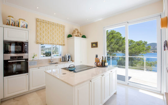 Exclusive front line villa with private sea access - Modern open fitted kitchen with cooking island