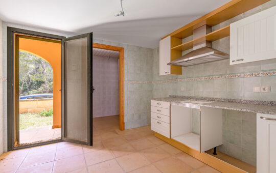 Apartment in a Mediterranean complex in Sant Elm - Kitchen with access to the front garden